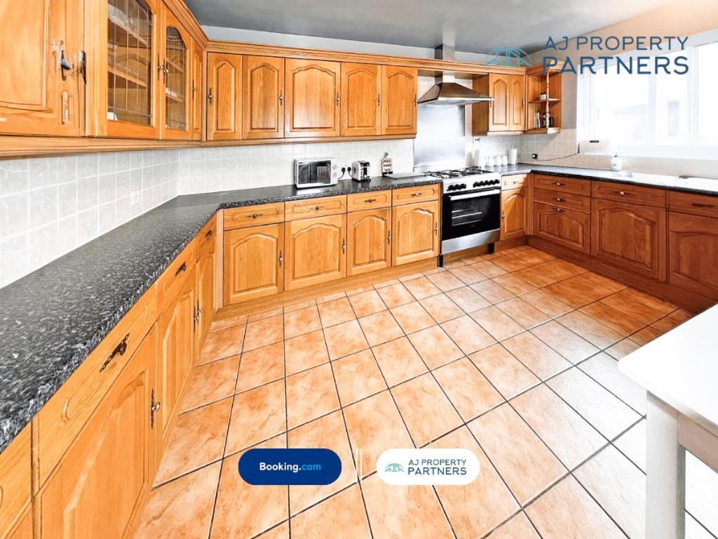 Premium Deal L Hill View Home L Last-Minute Offer L Cheltenham L Aj Properties L Perfect For Short Or Long Stays L 4Beds 4Bedrooms Buitenkant foto